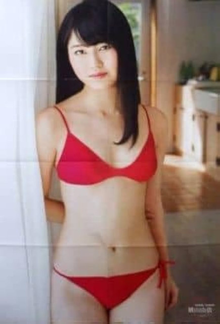 横山由依がAKB48時代に撮影したフォトセッションで、リーダーシップと魅力を発揮